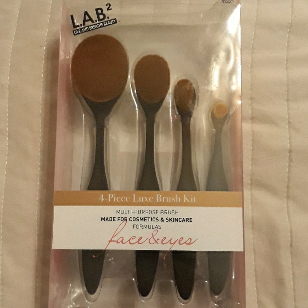 L.A.B 4 PIECE LUXE BRUSH KIT